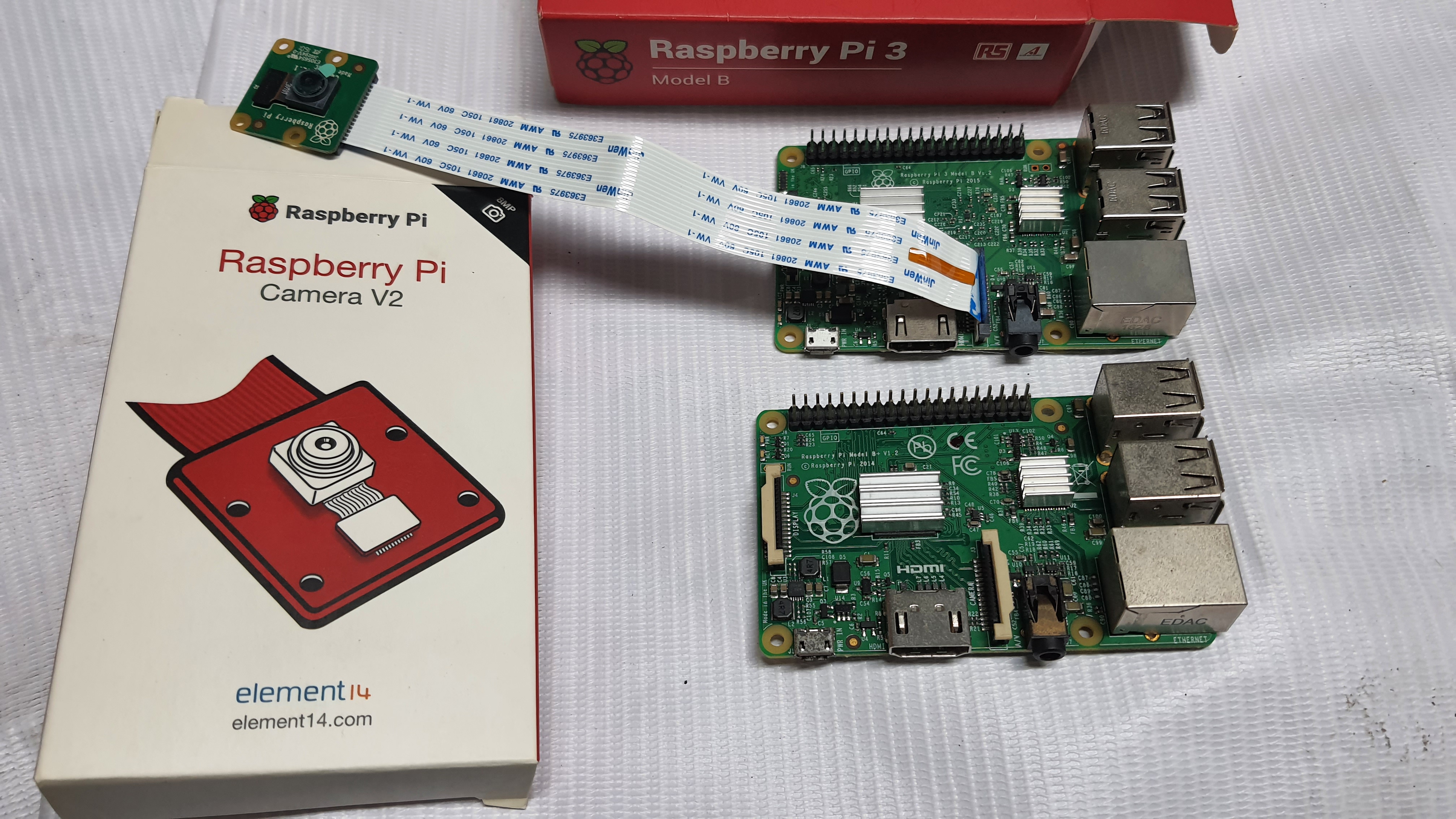 Raspberry Pi 3 Model B + Cam V2
