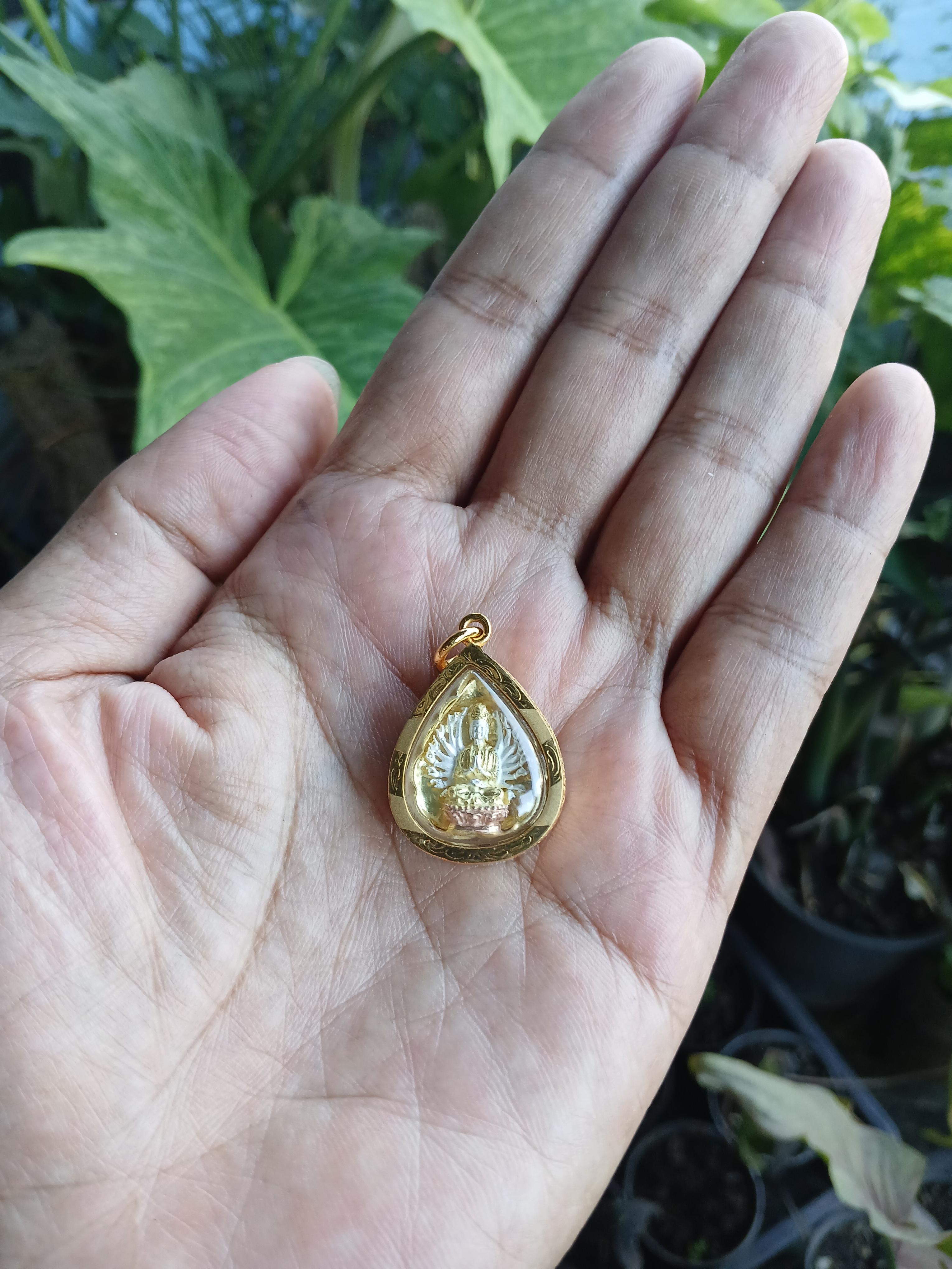 จี้ทรงใบโพธิ์ เจ้าแม่กวนอิม ปางพันมือ งานสวยทำสี 3 กษัตริย์ พร้อมเลี่ยมกรอบไมครอนครับ k1