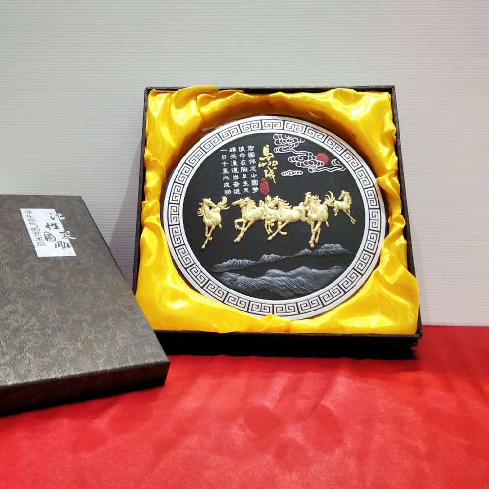 รูปม้า 8 ตัววิ่งเข้าบ้าน