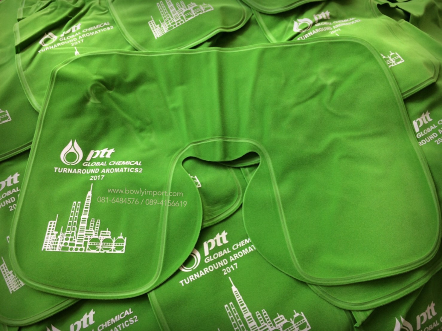 หมอนรองคอเป่าลม เนื้อผ้ากำมะหยี่ พร้อมสกรีนโลโก้