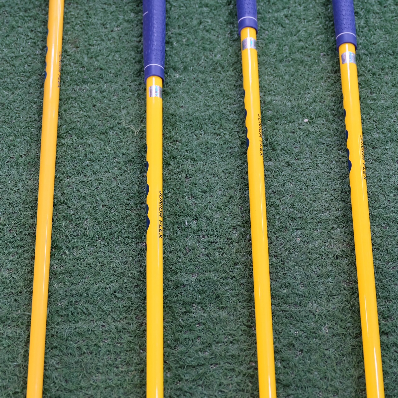 [ สินค้าใหม่ ] ชุดเซ็ทไม้กอล์ฟ สำหรับเด็กช่วงอายุ 9-12 ปี พร้อมกระเป๋า (สีดำ,สีชมพู,สีเหลือง)