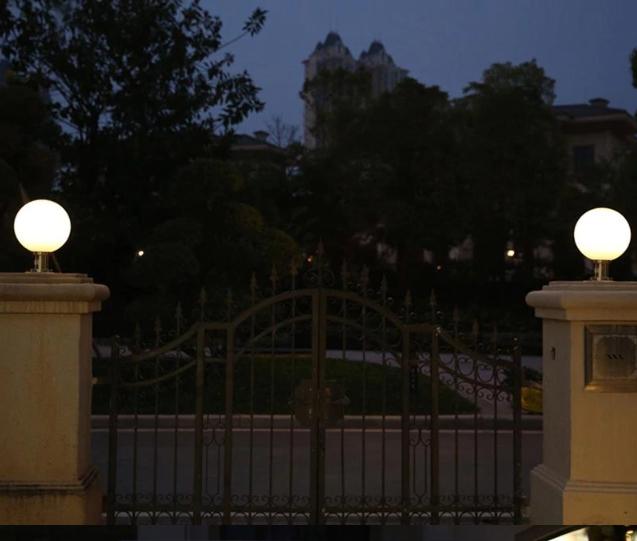 Solar Lamp ! โคมไฟหัวเสาโซล่าเซลล์ ทรงกลม 20 CM เเสงวอร์มไวท์ (warmwhite) โคมไฟพลังงานเเเสงอาทิตย์ เหมาะสำหรับใช้ติดเป็นโคมไฟหัวเสาโซล่าเซลล์หน้าบ้านหรือทางเดิน จำนวน 1 ชิ้น