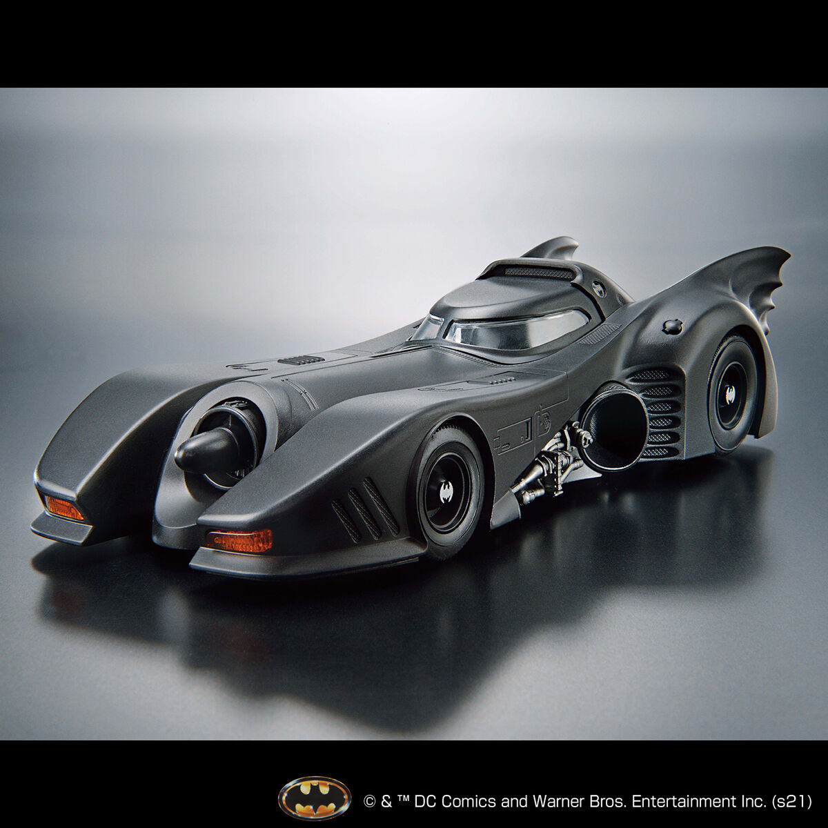 1062185 BANDAI SPIRITS DC COMIC 1/35 SCALE MODEL BATMOBILE (BATMAN VER.)