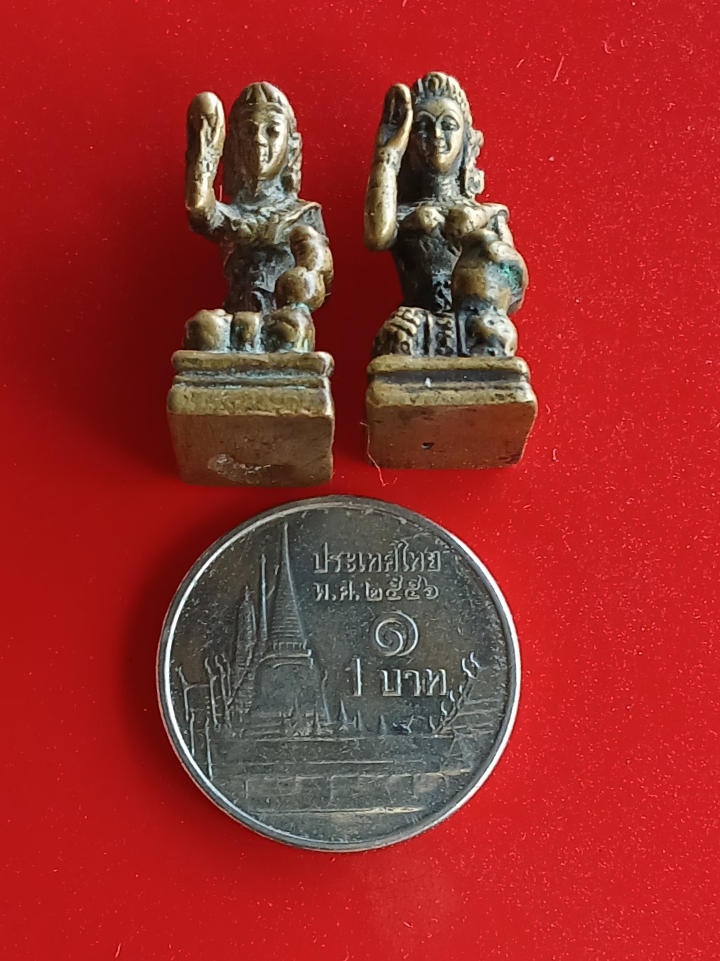 แม่นางกวัก ลอยองค์ เนื้อโลหะ รวม 2 องค์ ไม่ทราบที่ครับ