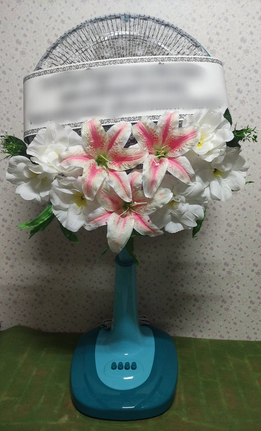 พวงหรีดพัดลม_16นิ้ว ช่อดอกไม้ โทนขาวโอลด์โรส(พัดลมปรับระดับได้)