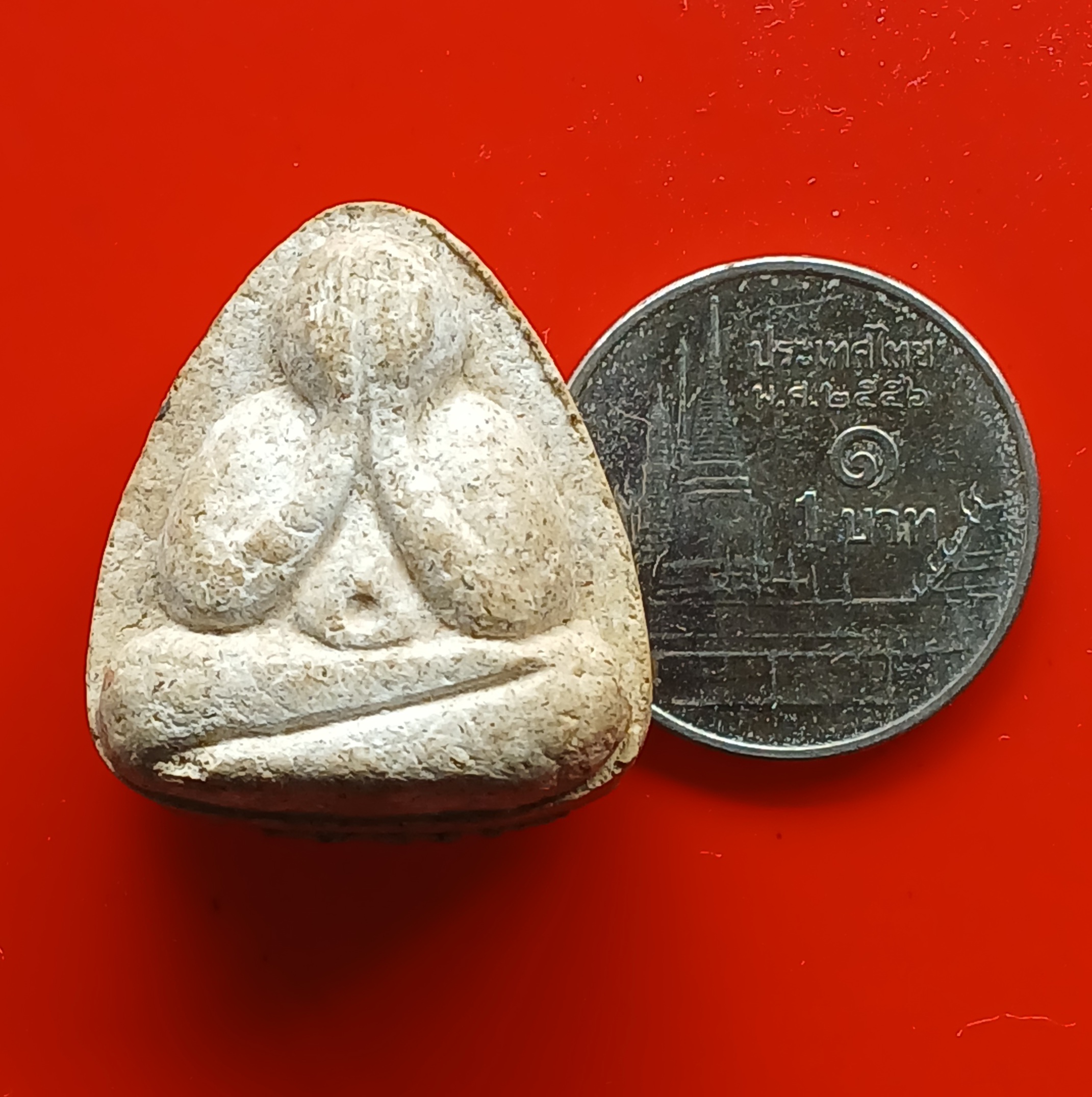 พระปิดตา หลังยันต์ เนื้อผง ไม่ทราบที่