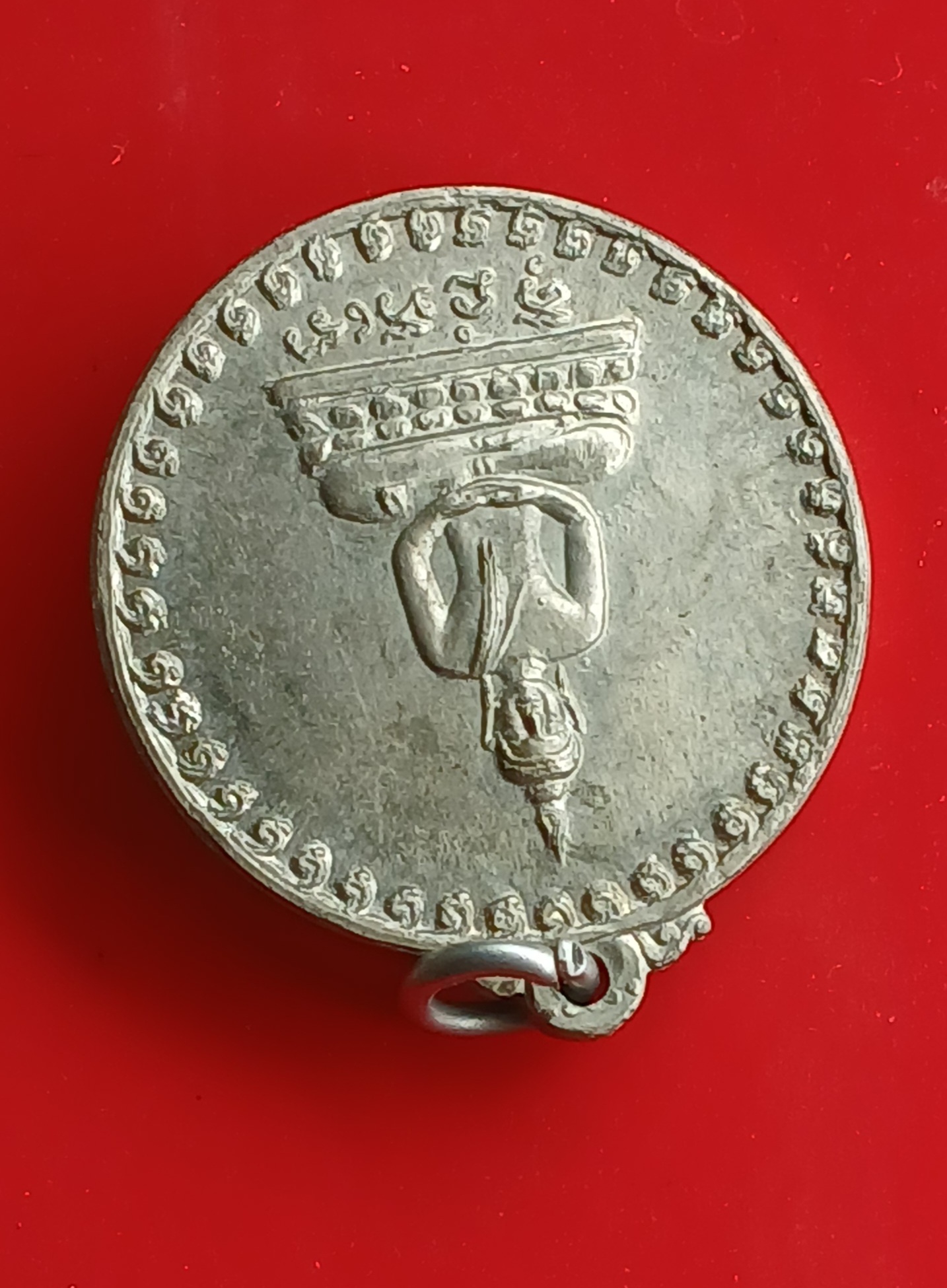 เหรียญพระพุทธอังคีรส หลังพระปิดตา วัดจุฬามุนี จ.ระยอง ปี 2516 หลวงพ่อสุกรี คุณังกาโร เนื้อนิกเกิล จากเหรียญกษาปณ์ในหลวง ร.9 หลังครุฑ ๕ บาท เหรียญนี้ติดลายปีกครุฑด้านหน้าเหรียญ