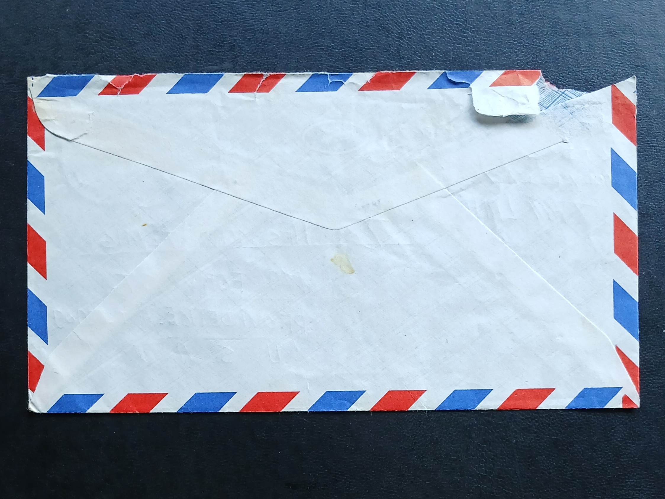 ซองจดหมายเก่า ช่วงปี 2528-2535 รวม 5 ซอง ส่งไปต่างประเทศ ติดแสตมป์พระรูป ร.9 และอื่นๆ มีตราประทับน่าสนใจ