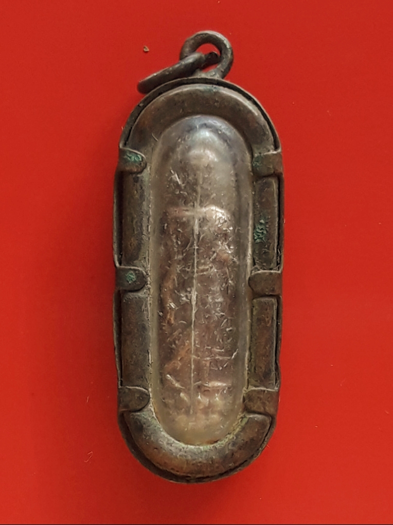 พระลีลา 25 พุทธศตวรรษ ปี 2500 พิมพ์เล็ก สองหน้า โลหะผสม พร้อมเลี่ยมเดิมครับ