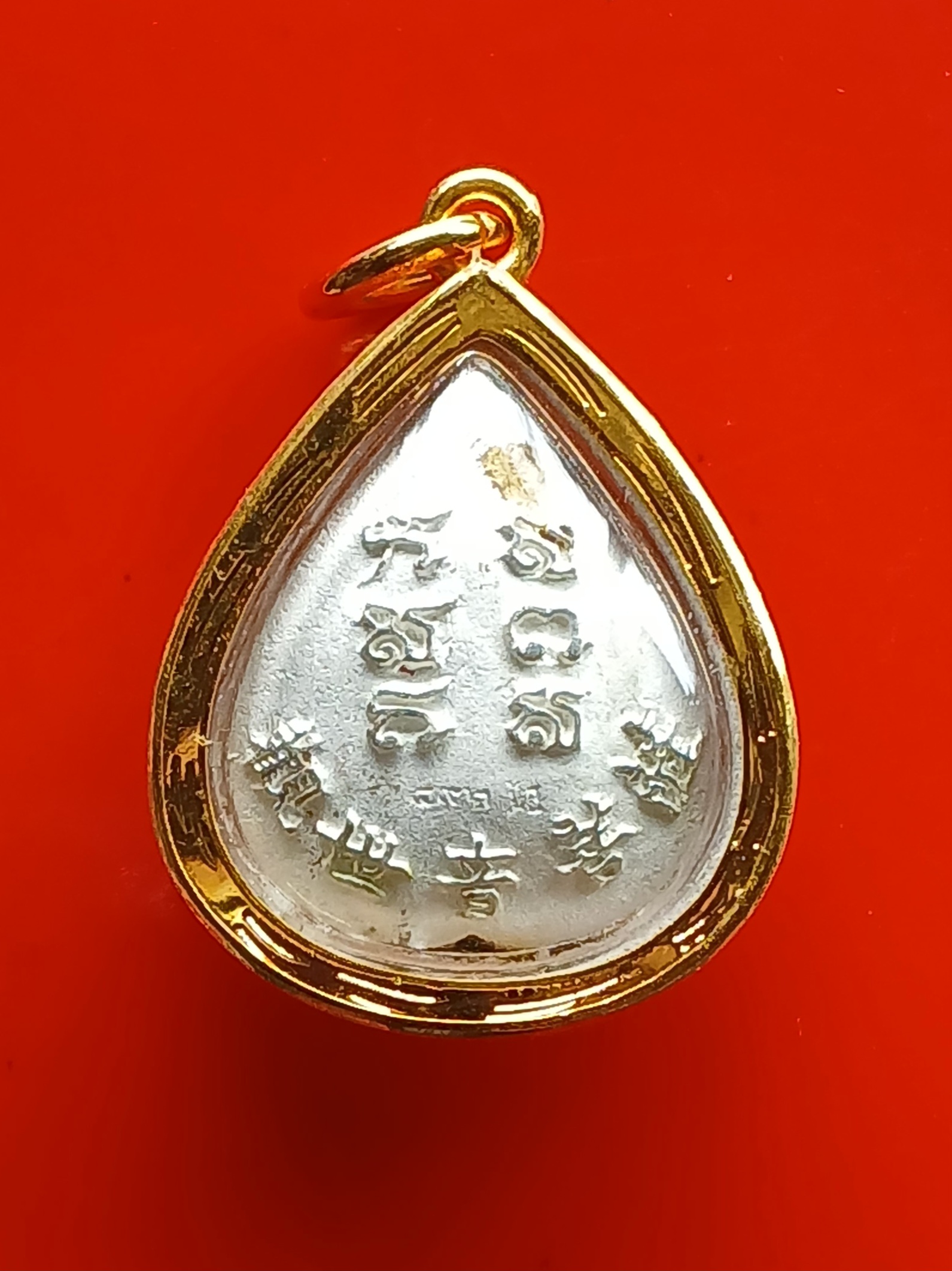 จี้ทรงใบโพธิ์ เจ้าแม่กวนอิม ปางพันมือ งานสวย กะไหล่เงินพ่นทราย พร้อมเลี่ยมกรอบไมครอนครับ Q1