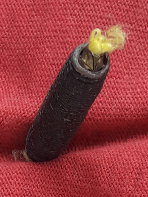 ตะกรุดสาริกา 1 นิ้ว 3 หุน ถักเชือกดำ ลงรัก ไม่ทราบที่ครับ