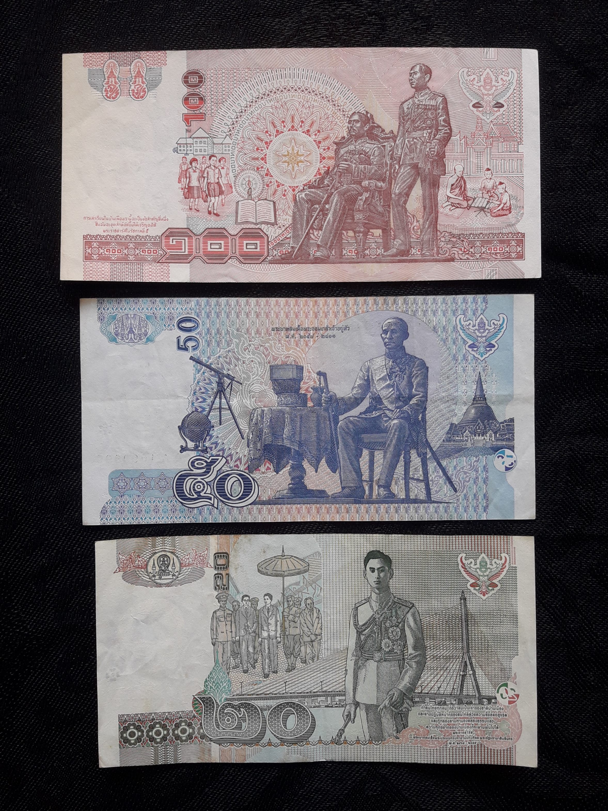 ธนบัตร รัชกาลที่ 9 แบบ 14 ,ชนิดราคา 100 บาท รุ่นโรงเรียนเลิก ภปร.ใหญ่ ไม่มีฟอยล์ เลข 9 c 2879999 +ธนบัตร แบบ 15 ,ชนิดราคา 50,20 บาท สภาพเก่าเก็บ ผ่านใช้ ไม่ขาด ไม่รู รวม 3 ฉบับ