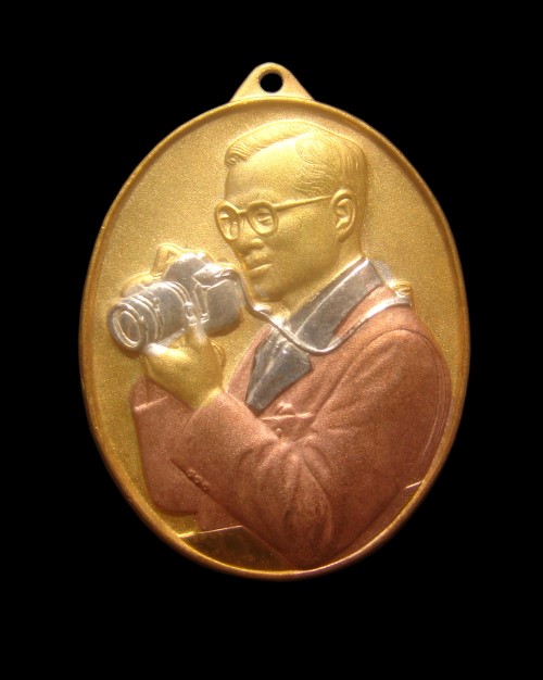 เหรียญรัชกาลที่ 9 ในหลวง ทรงกล้อง ฉลองสิริราชสมบัติครบ 60 ปี พ.ศ.2549 หลัง ภปร. ชุบสามกษัตริย์