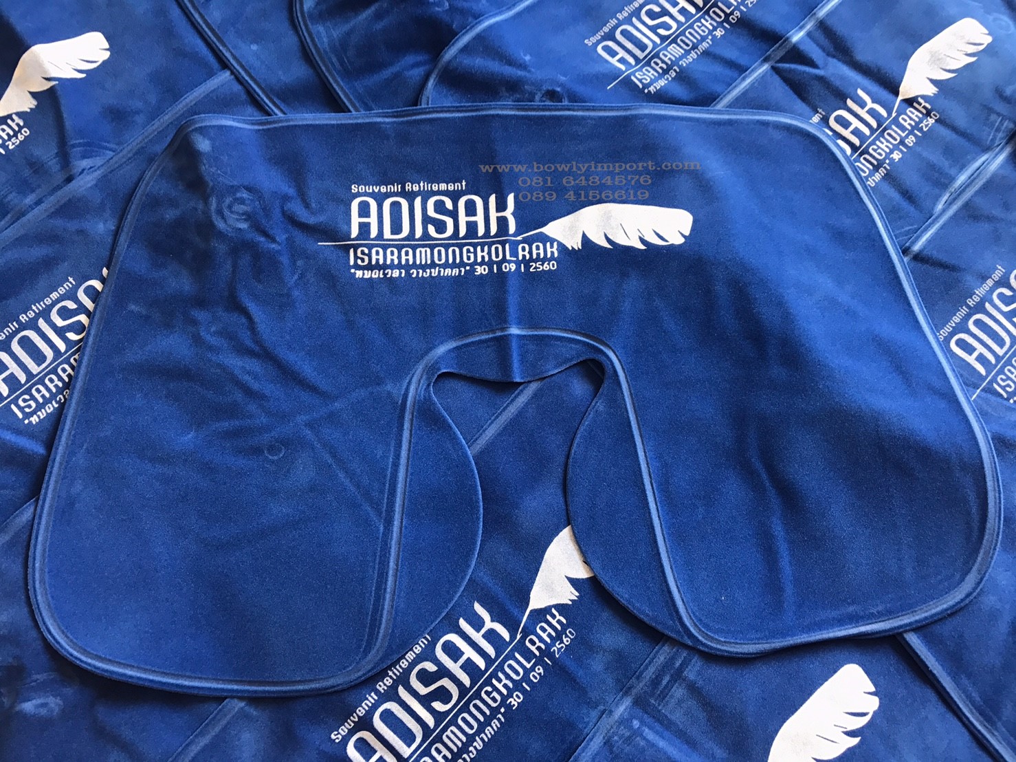 หมอนรองคอเป่าลม เนื้อผ้ากำมะหยี่ พร้อมสกรีนโลโก้