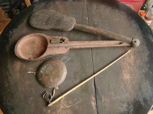 ตาชั่งโบราณ ชั่งทอง ชั่งฝิ่น คานทำจากกระดูกสัตว์ พร้อมกล่องไม้แกะ สภาพดีครับ