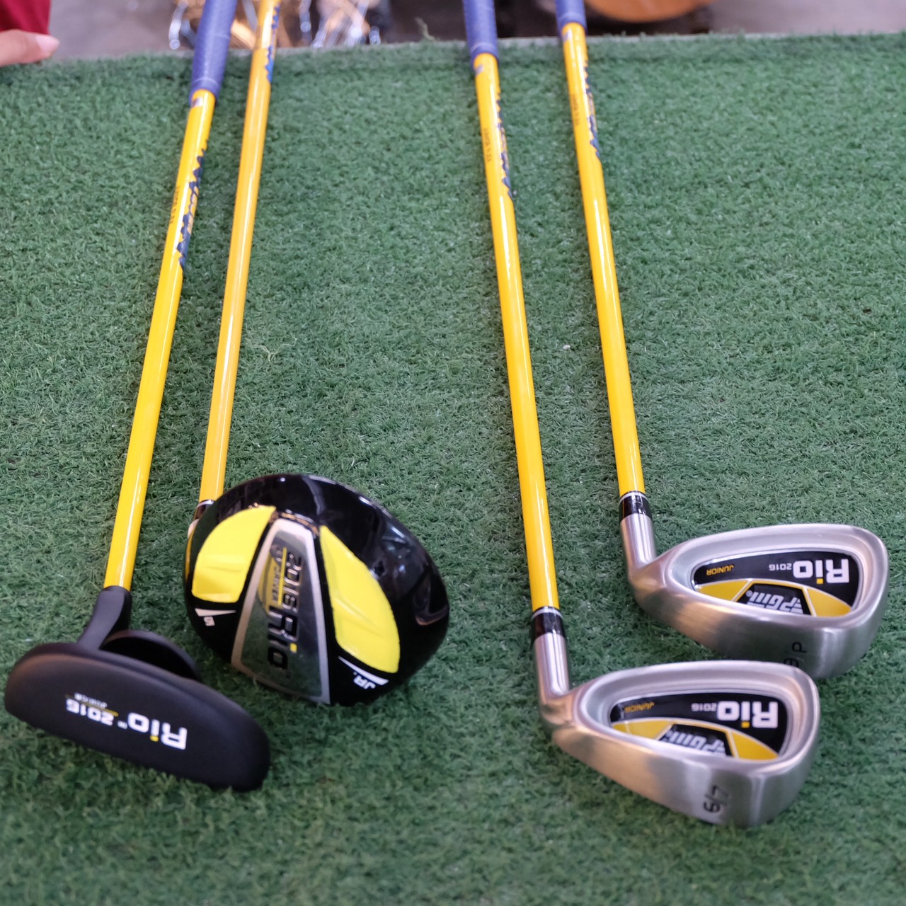 [ สินค้าใหม่ ] ชุดเซ็ทไม้กอล์ฟ สำหรับเด็กช่วงอายุ 9-12 ปี พร้อมกระเป๋า (สีดำ,สีชมพู,สีเหลือง)