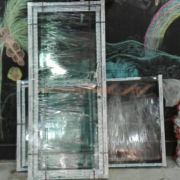 ประตูบานสวิง สีอบขาว 90x210ชุดสำเร็จ