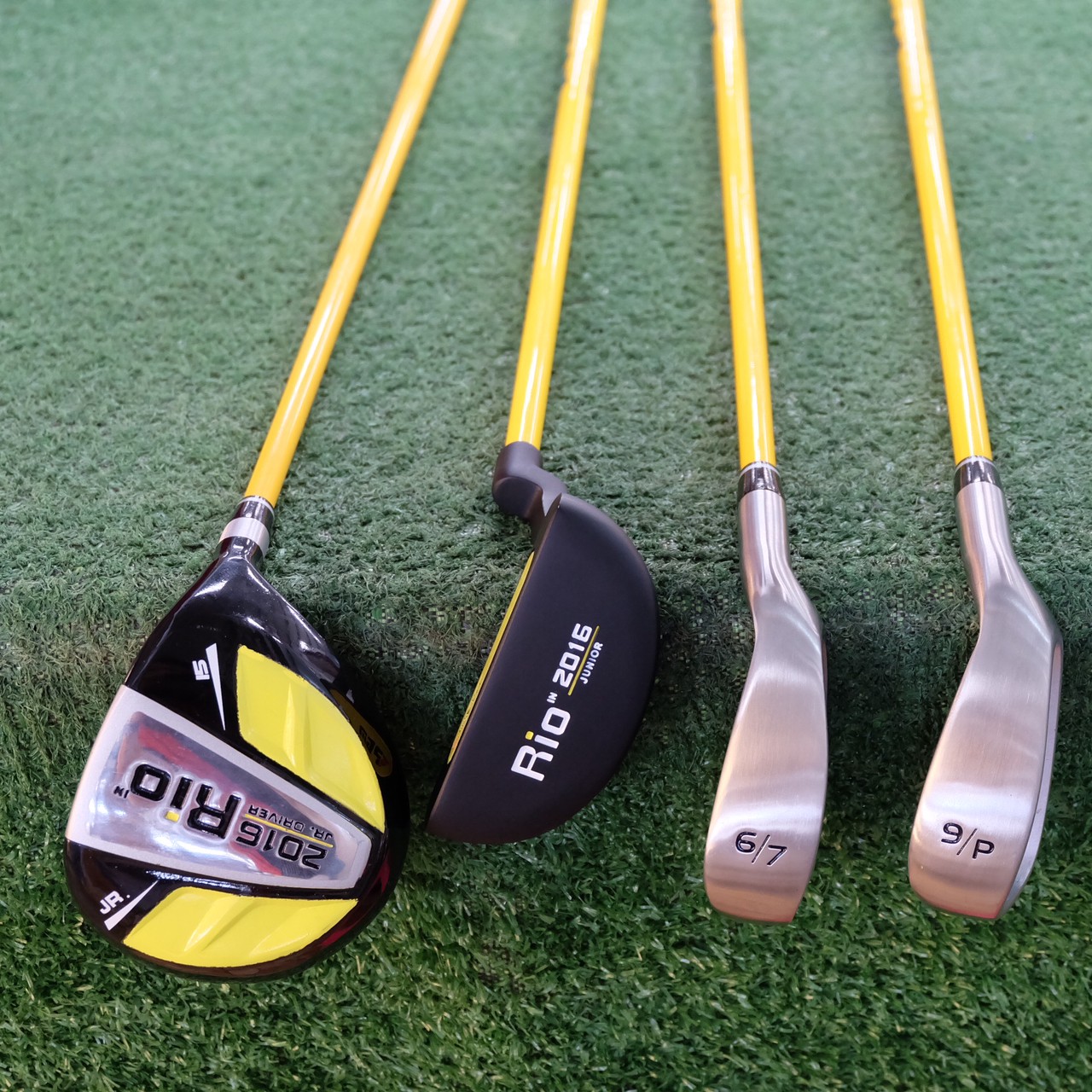 [ สินค้าใหม่ ] ชุดเซ็ทไม้กอล์ฟ สำหรับเด็กช่วงอายุ 9-12 ปี พร้อมกระเป๋า (สีดำ,สีชมพู,สีเหลือง)