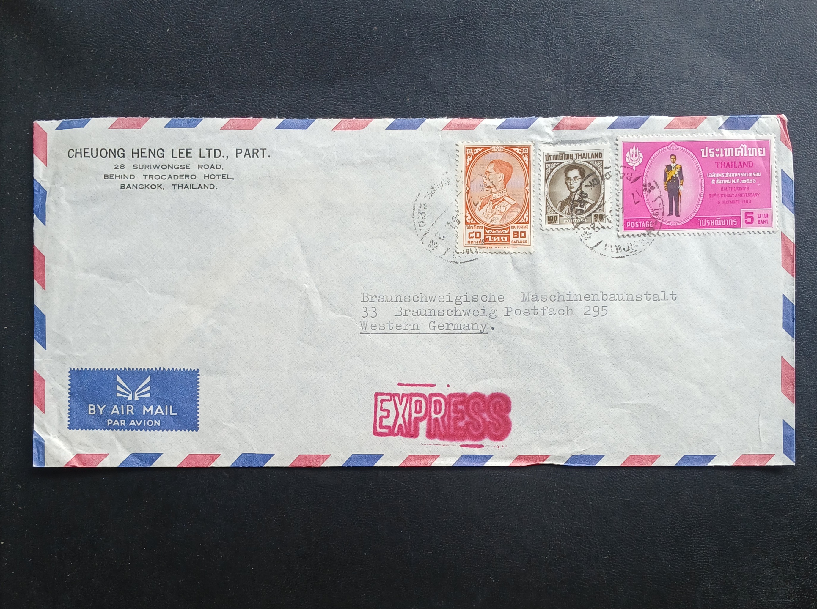 ซองจดหมายเก่า ปี 2507 (1964) BANGKOK-WESTERN GERMANY ตรา EXPRESS ติดแสตมป์พระรูป ร.9 ชุดสาม ปี 2506, ชุดสี่ ปี 2506, ร.9 ครบ 3 รอบ ปี 2506 มีตราประทับ ไปรษณีย์กลาง 1964, ตราเยอรมนี BRAUNSCHWEIG 1964