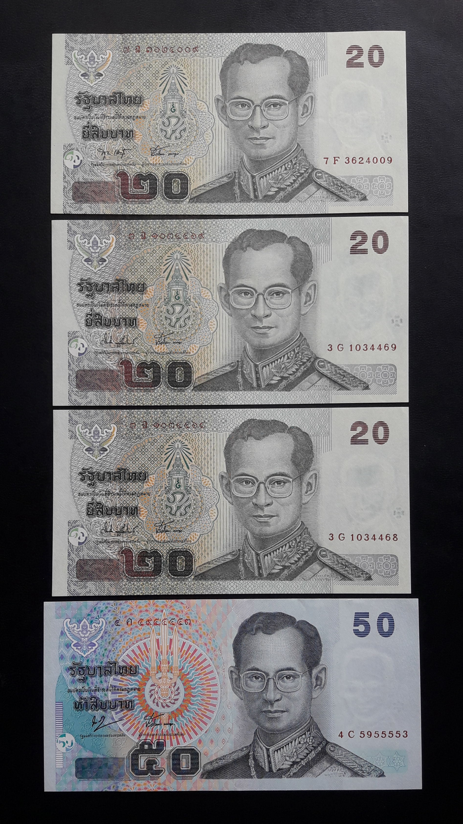 ธนบัตร รัชกาลที่ 9 ชนิดราคา 50 บาท แบบ 15 เลข 5955553 สภาพพอดี มีรอยพับ ไม่ขาด ไม่รู + ธนบัตร 20 บาท แบบ 15 มีเลขเรียงกัน 2 ใบ ไม่ผ่านการใช้ รวม 4 ฉบับ