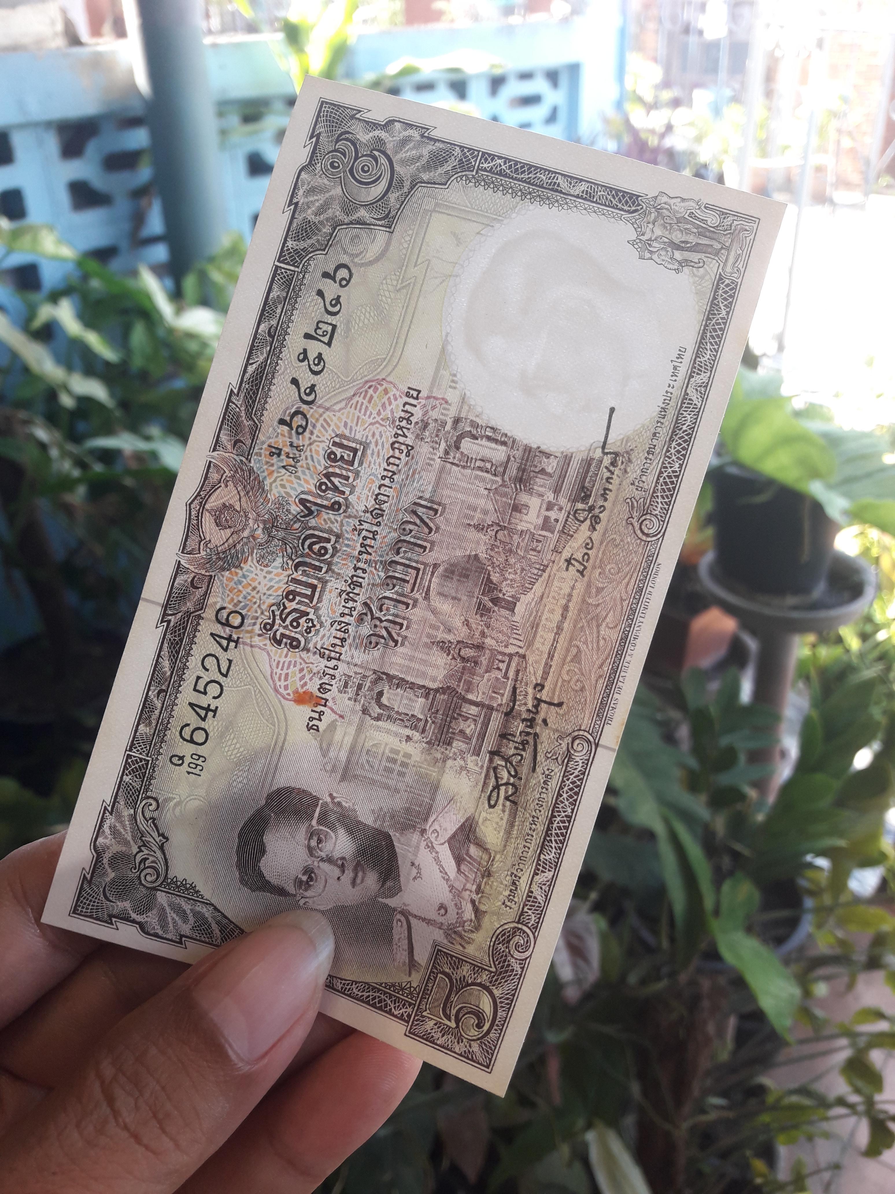 ธนบัตร รัชกาลที่ 9 ชนิดราคา 5 บาท แบบ 9 รุ่นที่ 6 ทรงเครื่องจอมทัพ (พิมพ์โทมัส) 645246 ไม่ผ่านการใช้ มีติดเหลืองเล็กน้อยบางจุดครับ