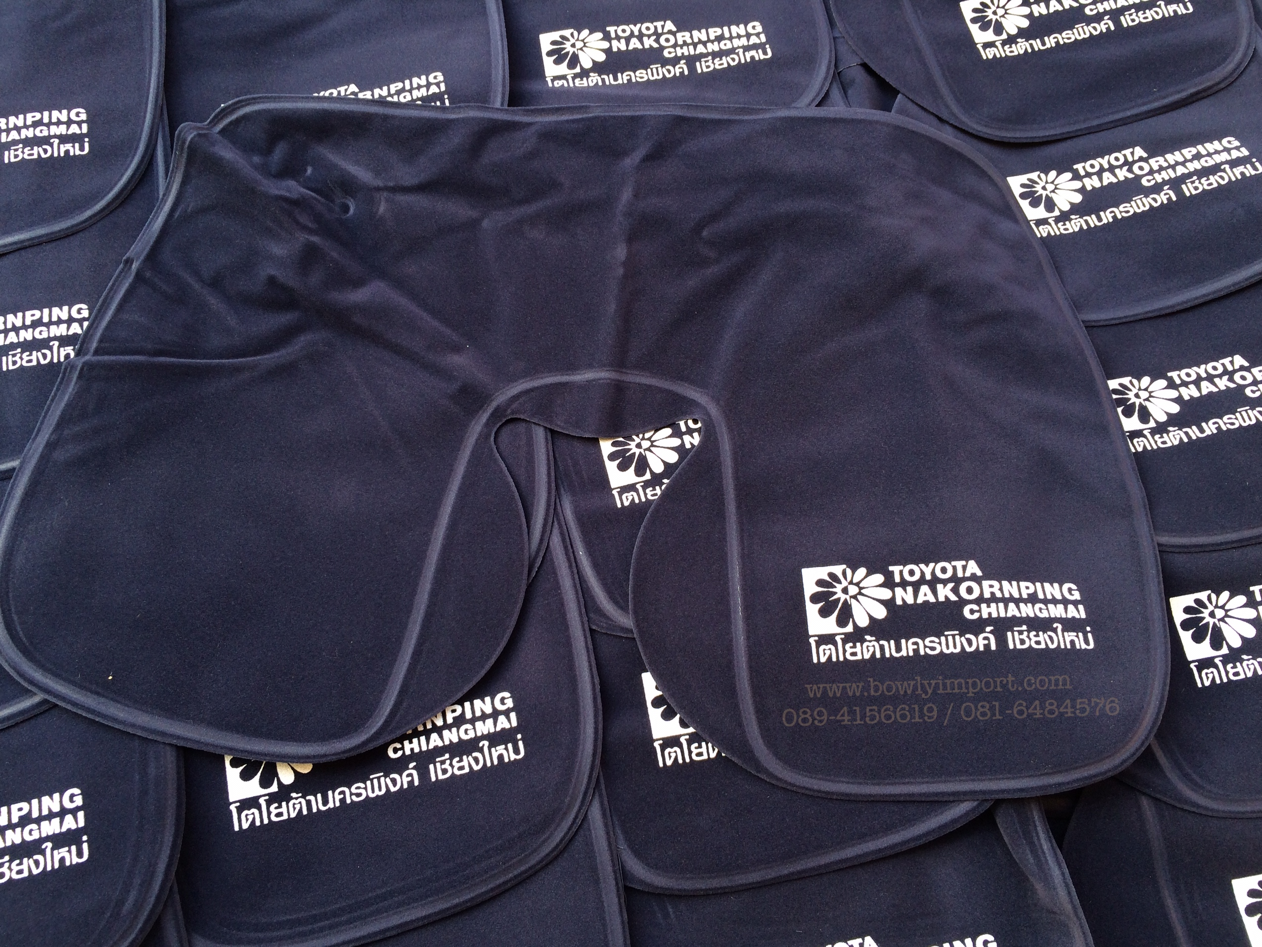 หมอนรองคอเป่าลม เนื้อผ้ากำมะหยี่ พร้อมสกรีนโลโก้