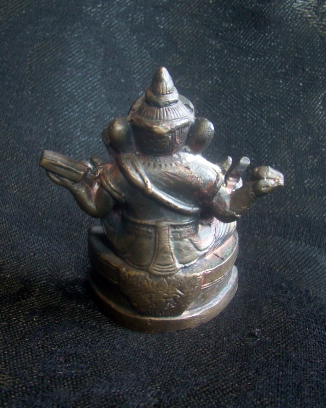 พระพิฆเนศวร์ เทพเจ้าแห่งความสำเร็จ ขนาดบูชาตั้งหน้ารถ เนื้อโลหะ ไม่ทราบที่ครับ