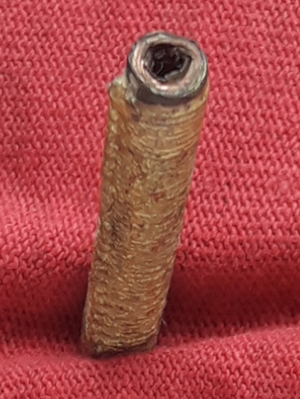 ตะกรุดสาริกา 1 นิ้ว 2 หุน ถักเชือกทาทอง ไม่ทราบที่ครับ