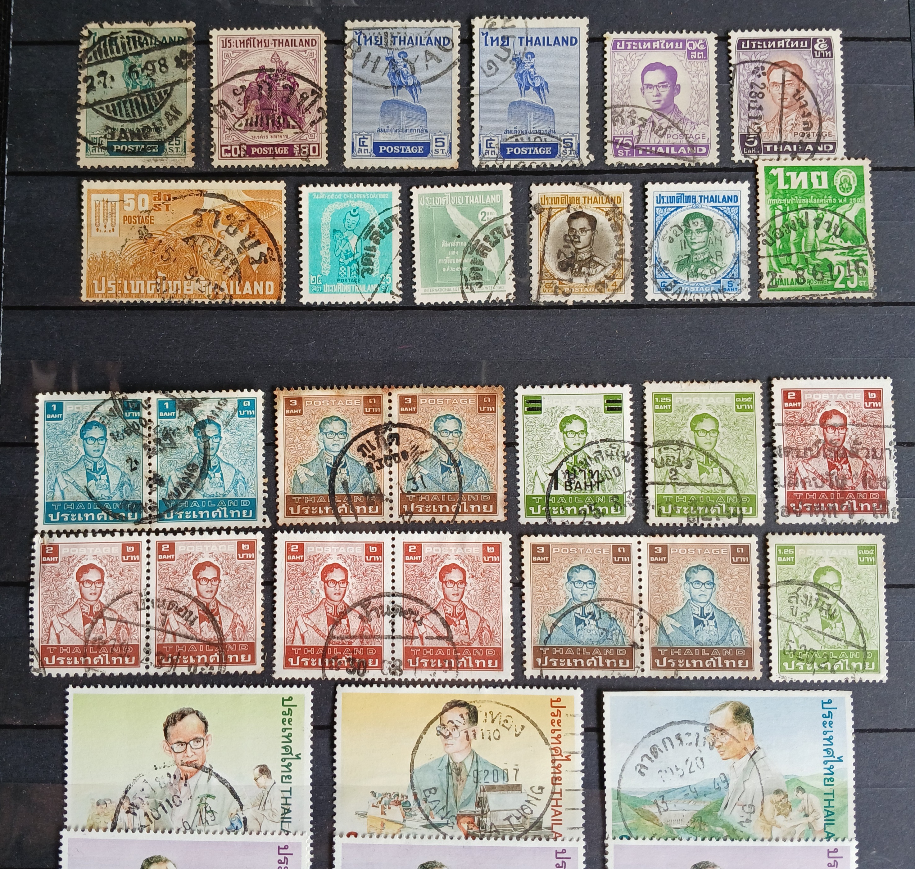 s3455-แสตมป์ไทยใช้แล้ว ติดตราประทับ หลากหลาย มีตัวไทย-อังกฤษ มีแบบคู่ดวงติดกัน รวม 35 ดวง (ในหลวง ดวงใหญ่สีฟ้า ตราลาดกระบัง ชำรุดขอบตัด)