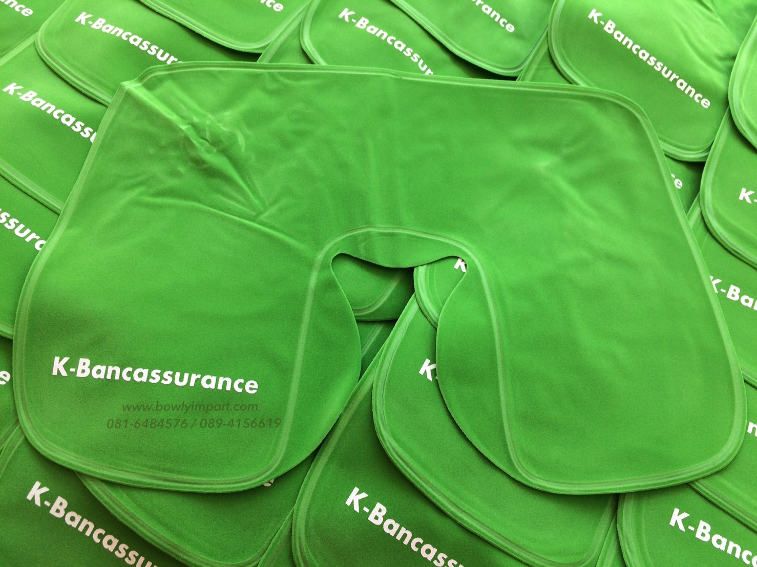 หมอนรองคอเป่าลม เนื้อผ้ากำมะหยี่ พร้อมสกรีนโลโก้