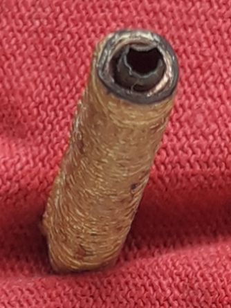 ตะกรุดสาริกา 1 นิ้ว 2 หุน ถักเชือกทาทอง ไม่ทราบที่ครับ