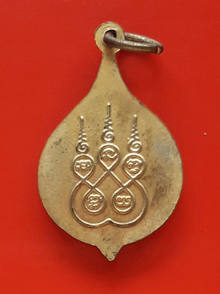 ล็อกเก็ต หลวงพ่อสด วัดปากน้ำ ภาษีเจริญ กรุงเทพมหานคร พร้อมกรอบโลหะกะไหล่ทอง หลังยันต์ ไม่ทราบปีสร้างครับ