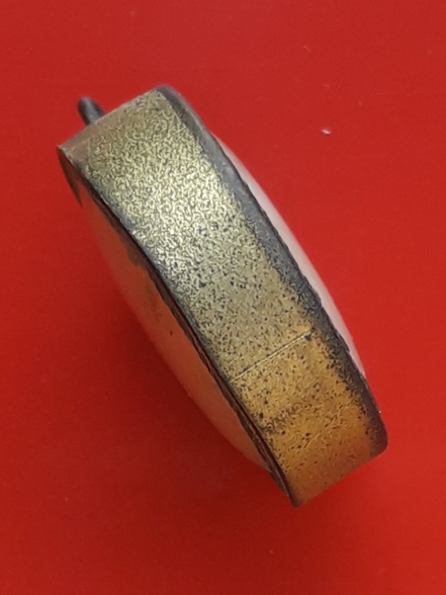 พระผงกลมเล็ก เลี่ยมเก่า ไม่ทราบที่ครับ