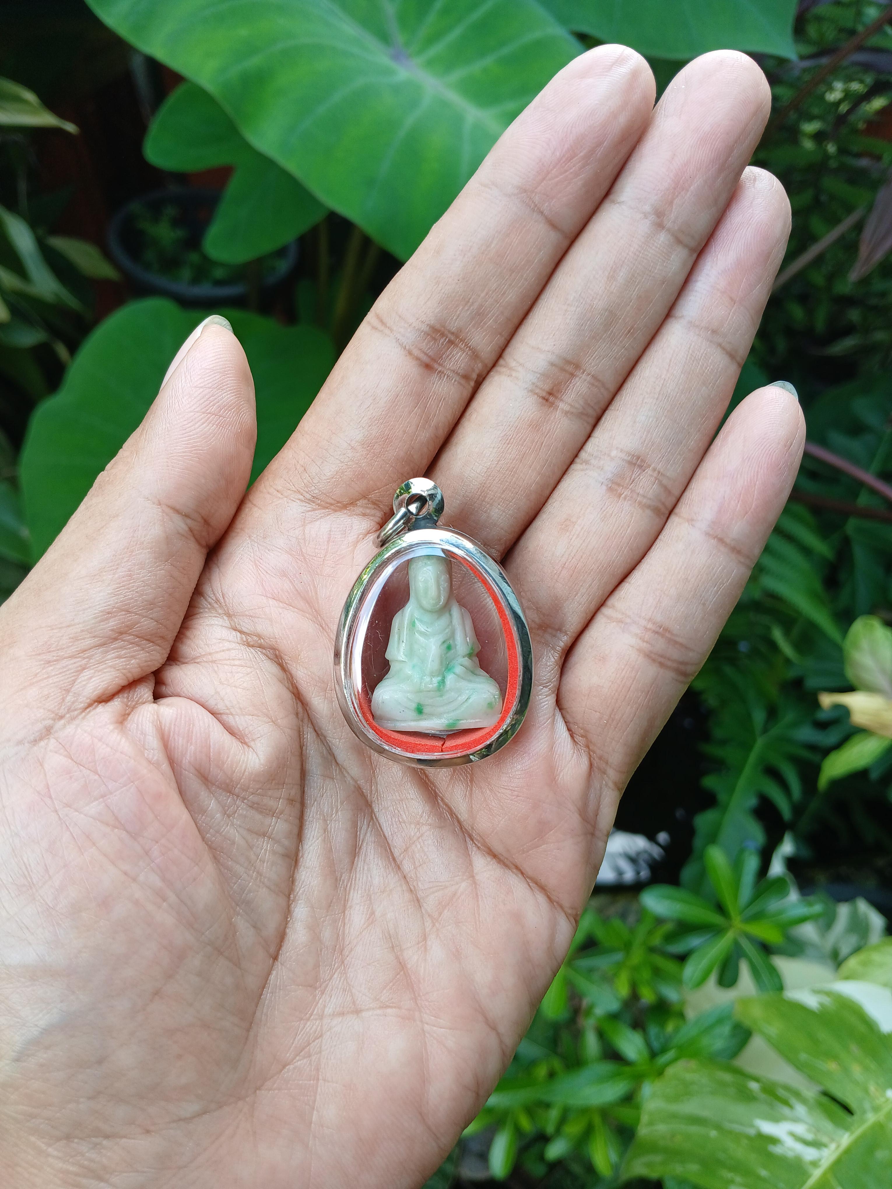 เจ้าแม่กวนอิม หินแกะสลัก ขนาดฐานกว้าง 2 cm. สูง 3 cm.งานช่างเชียงใหม่ วินเทจ เก่าเก็บ พร้อมกรอบสแตนเลสครับ