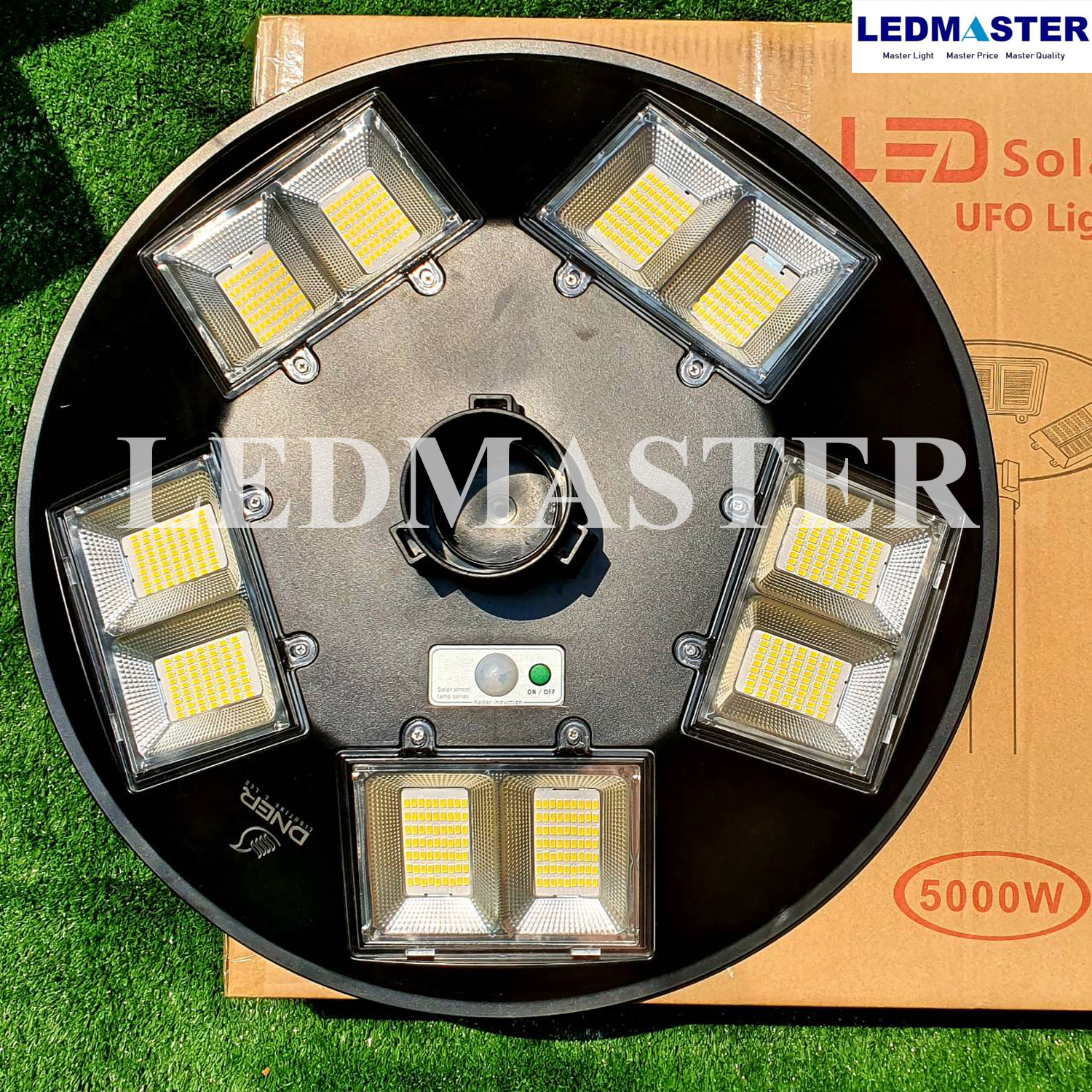 เเสง warmwhite โคมไฟโซล่าเซลล์ UFO 5000W solar plaza lamp