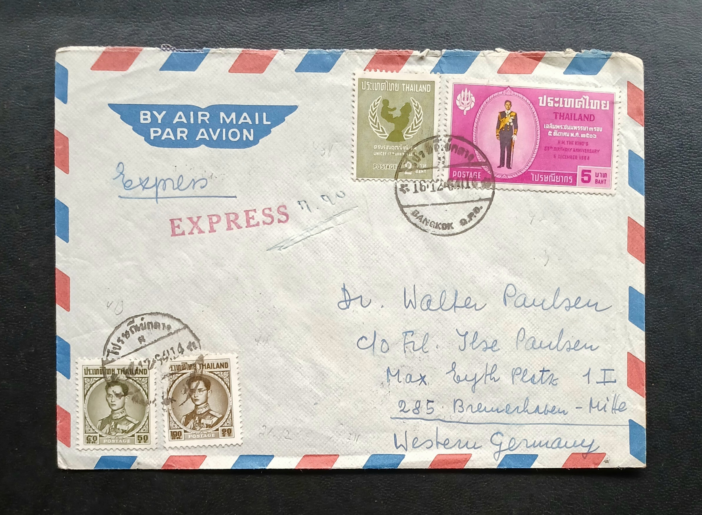 ซองจดหมายเก่า ปี 2507 (1964) BANGKOK-WESTERN GERMANY EXPRESS ติดแสตมป์พระรูป ร.9 ชุดสี่ ปี 2506, ร.9 ครบ 3 รอบ ปี 2506, ยูนิเซฟ ปี 2507 มีตราประทับ ไปรษณีย์กลาง 1964, ตราเยอรมนี เมืองท่าเรือ 285 BREMERHAVEN 1964, ตรา FRANKFURT 1964