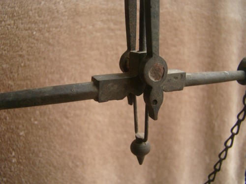 ตาชั่งโบราณ ชั่งทอง ชั่งของชิ้นเล็ก ทำจากโลหะ มีตอกตราครุฑ และเลข ๓๐๐ ก สภาพดีครับ