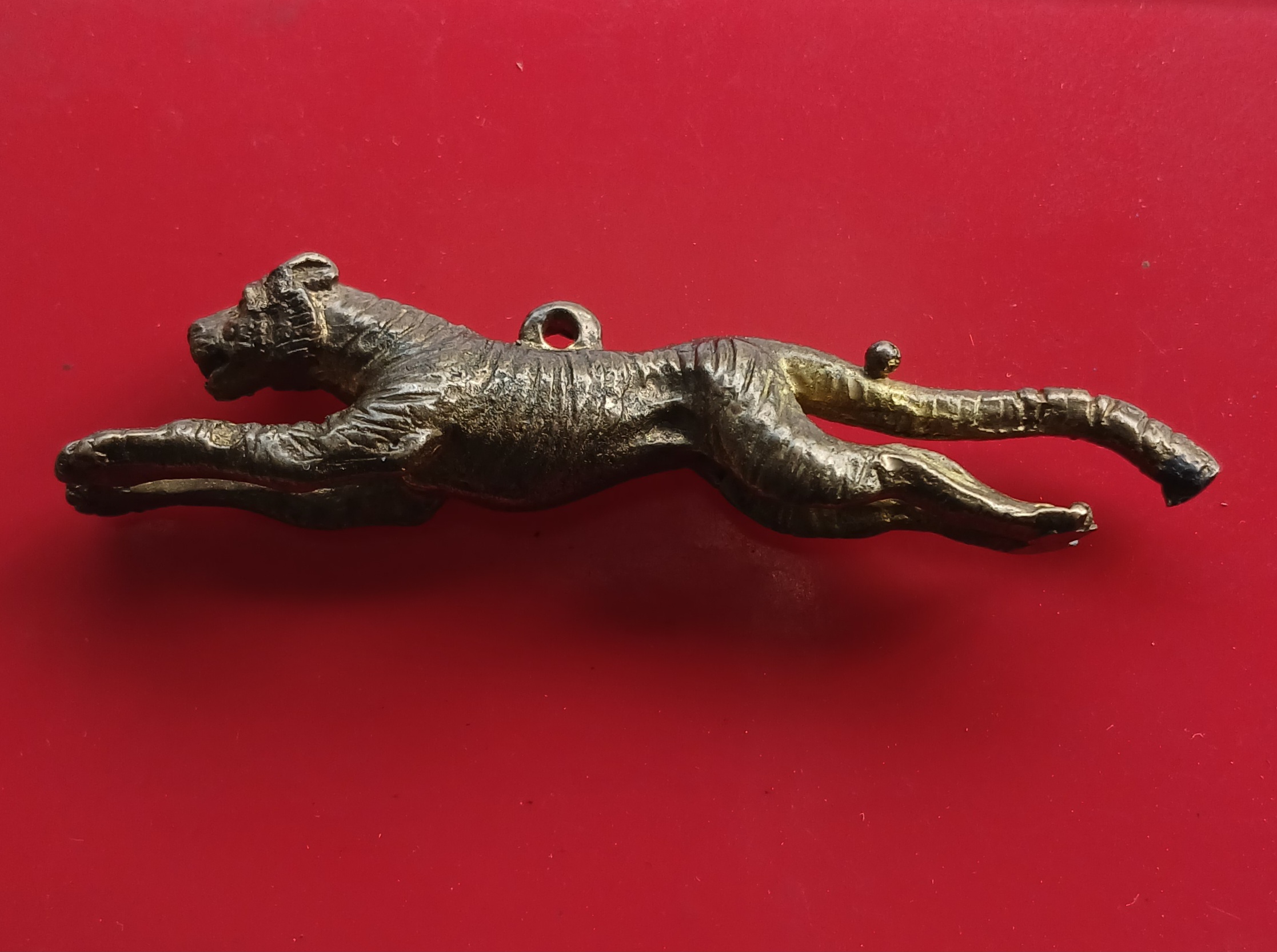 เสือปืนแตก รุ่น2 หลวงปู่แย้ม วัดตะเคียน จ.นนทบุรี เนื้อทองเหลือง หล่อโบราณ สร้างน้อย หายาก