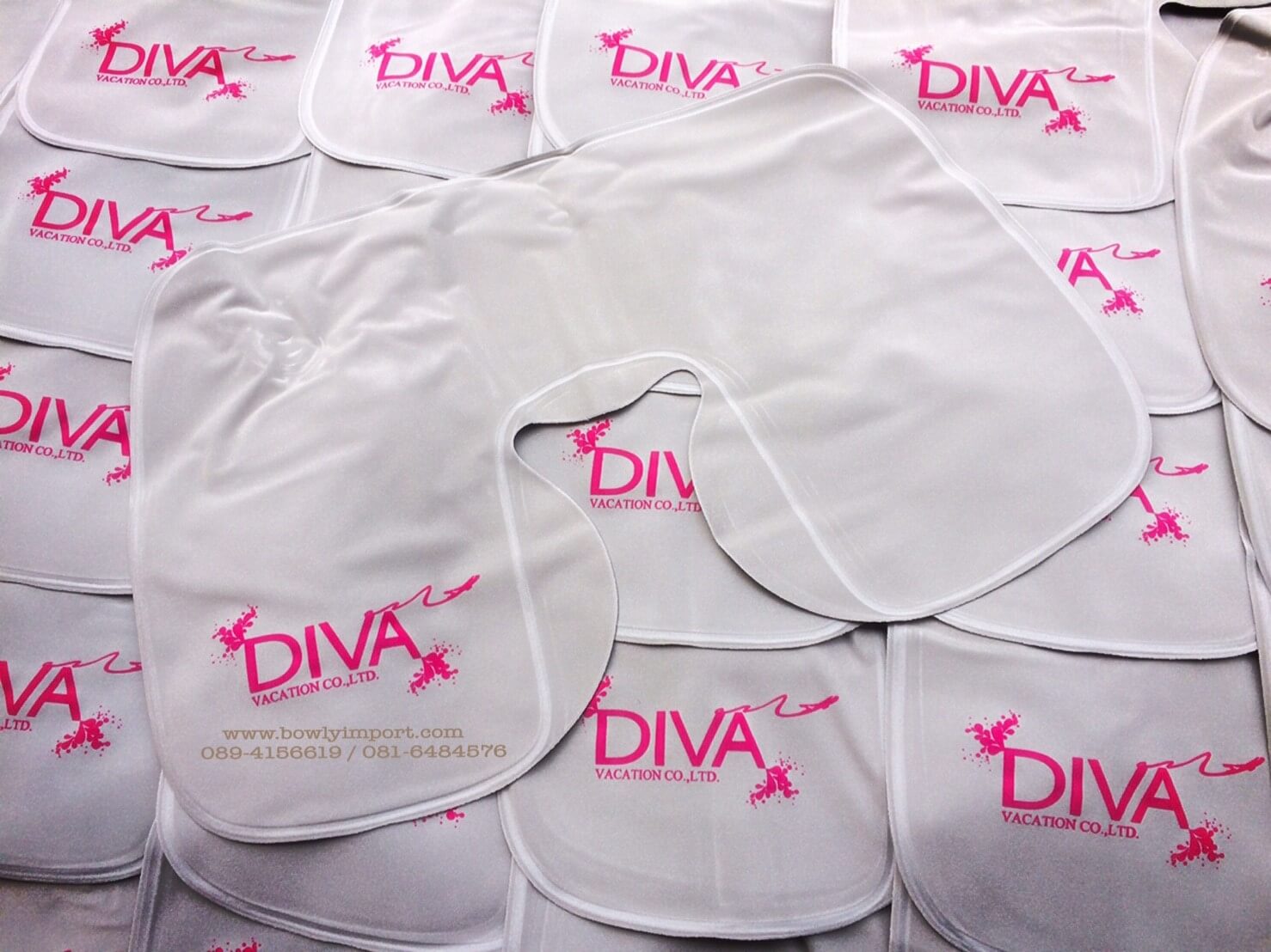 หมอนรองคอเป่าลม เนื้อผ้ากำมะหยี่ พร้อมสกรีนโลโก้