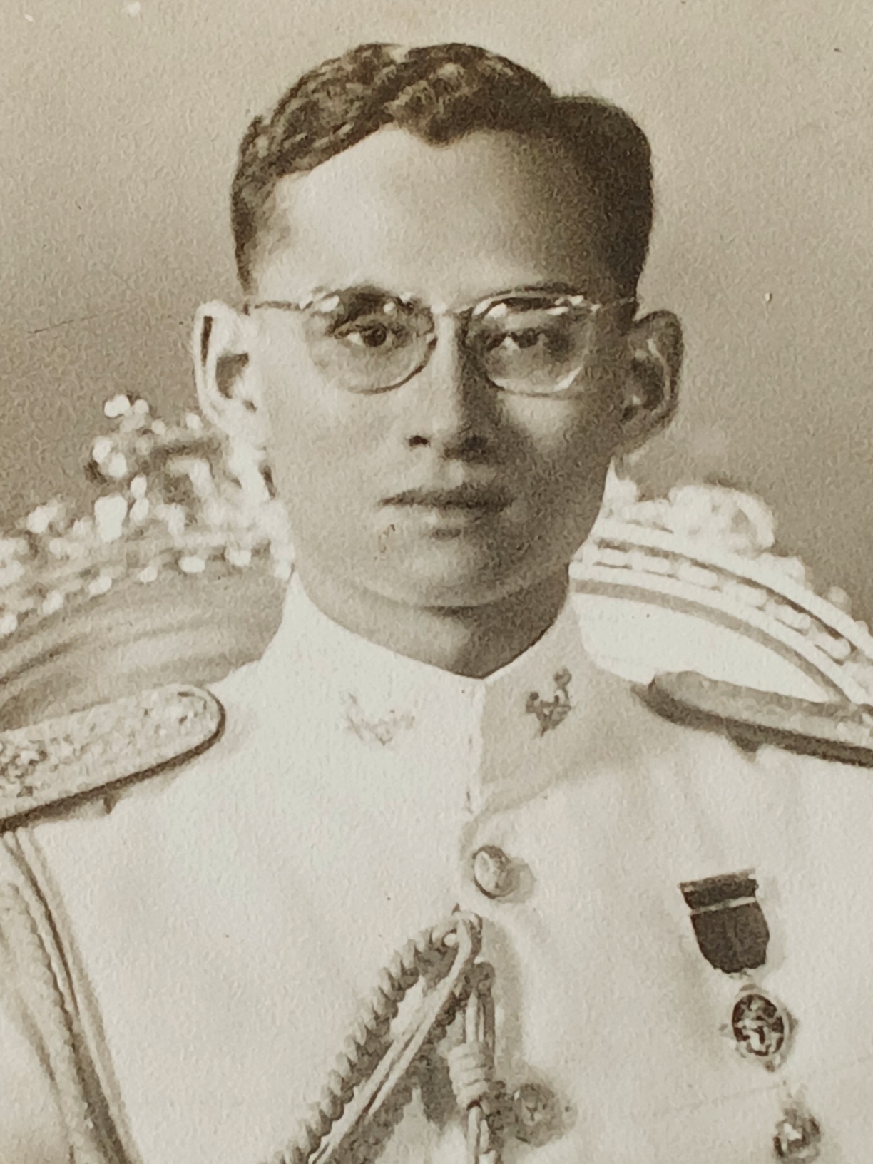 ภาพในหลวง รัชกาลที่ 9 สภาพเก่าเก็บ ขนาด กว้าง 9 cm. สูง 13.3 cm. (3.5 นิ้ว x 5 นิ้ว)