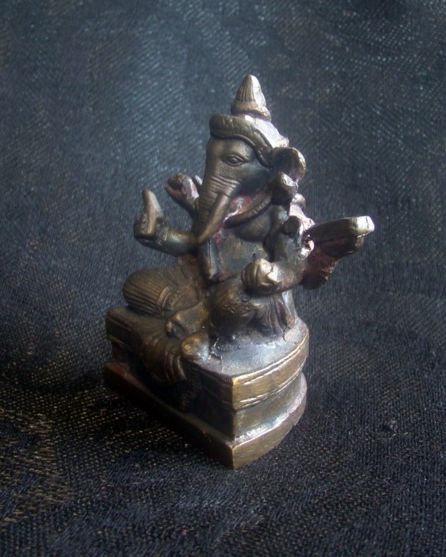 พระพิฆเนศวร์ เทพเจ้าแห่งความสำเร็จ ขนาดบูชาตั้งหน้ารถ เนื้อโลหะ ไม่ทราบที่ครับ