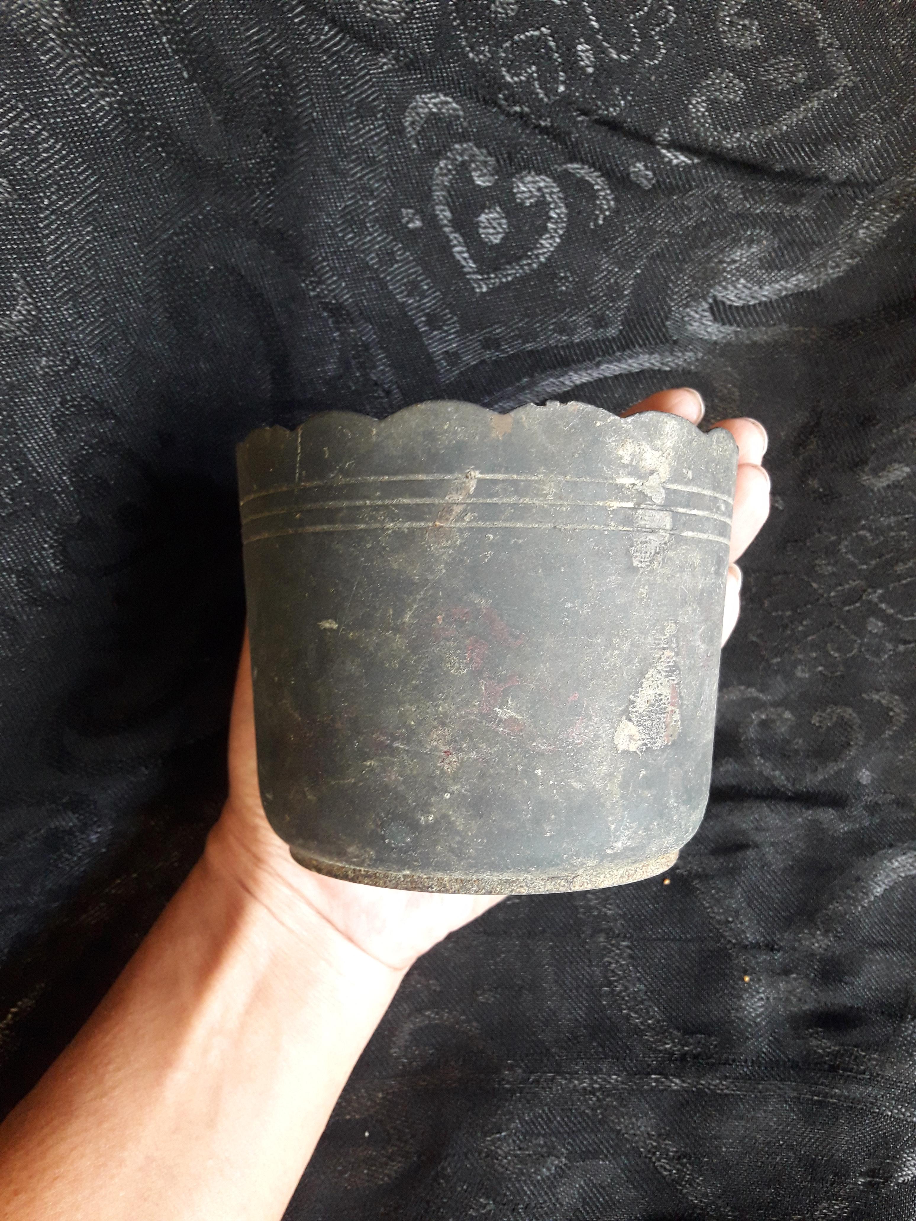 กระถางธูปทองเหลืองเก่า แบบปากจีบ ขนาดเส้นผ่าศูนย์กลางวัดจากปากกระถางธูป 4.5 นิ้ว