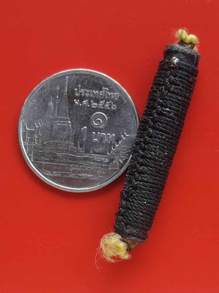 ตะกรุดสาริกา 1 นิ้ว 3 หุน ถักเชือกดำ ลงรัก ไม่ทราบที่ครับ