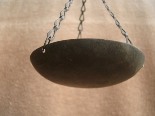 ตาชั่งโบราณ ชั่งทอง ชั่งของชิ้นเล็ก ทำจากโลหะ มีตอกตราครุฑ และเลข ๓๐๐ ก สภาพดีครับ