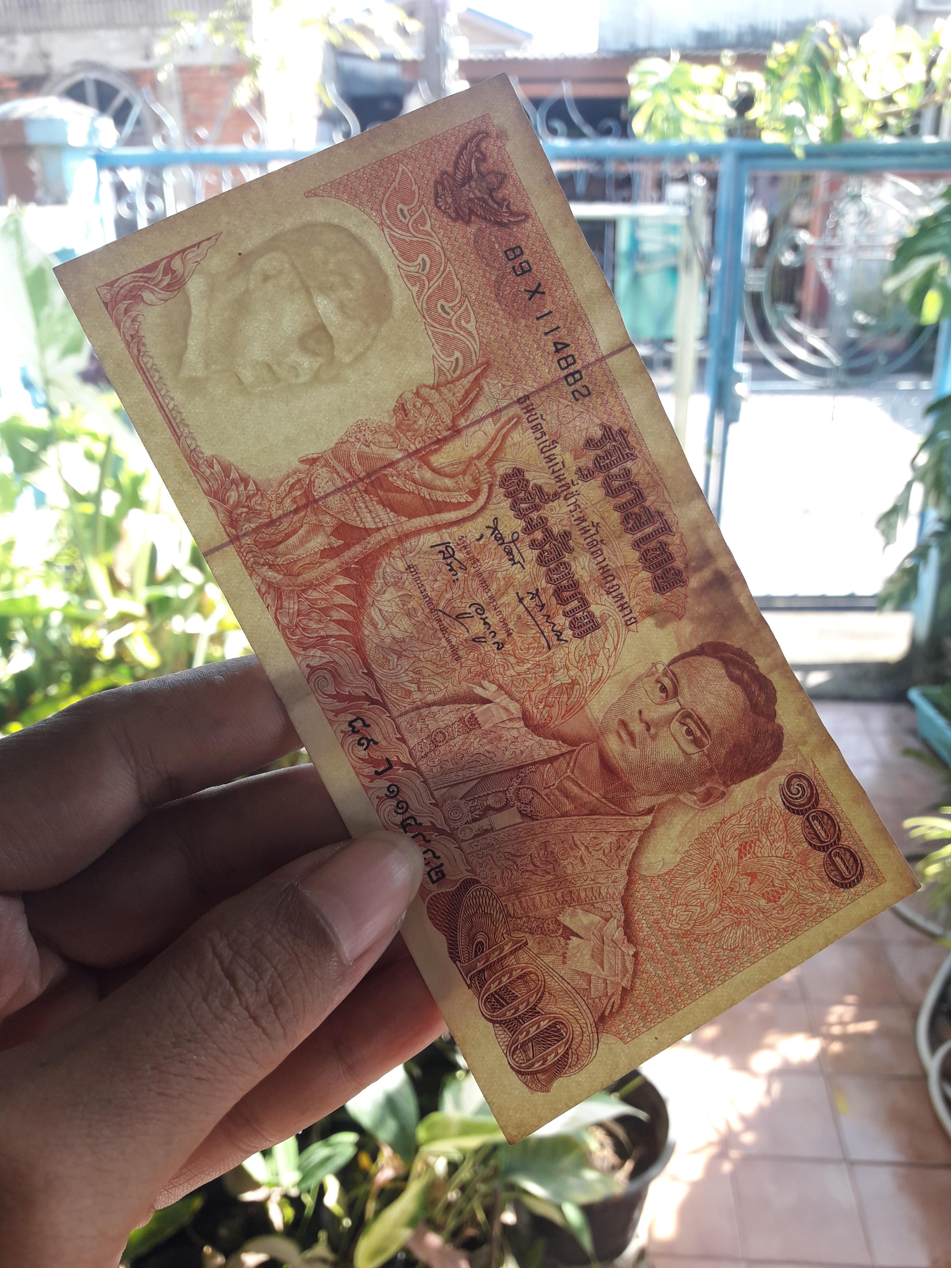 ธนบัตร รัชกาลที่ 9 ชนิดราคา 100 บาท แบบ 11 หลังวัดพระแก้ว เลข 114882 ประกาศใช้ พ.ศ.2515 สภาพเก่าเก็บ พอดี ไม่ขาดไม่รู