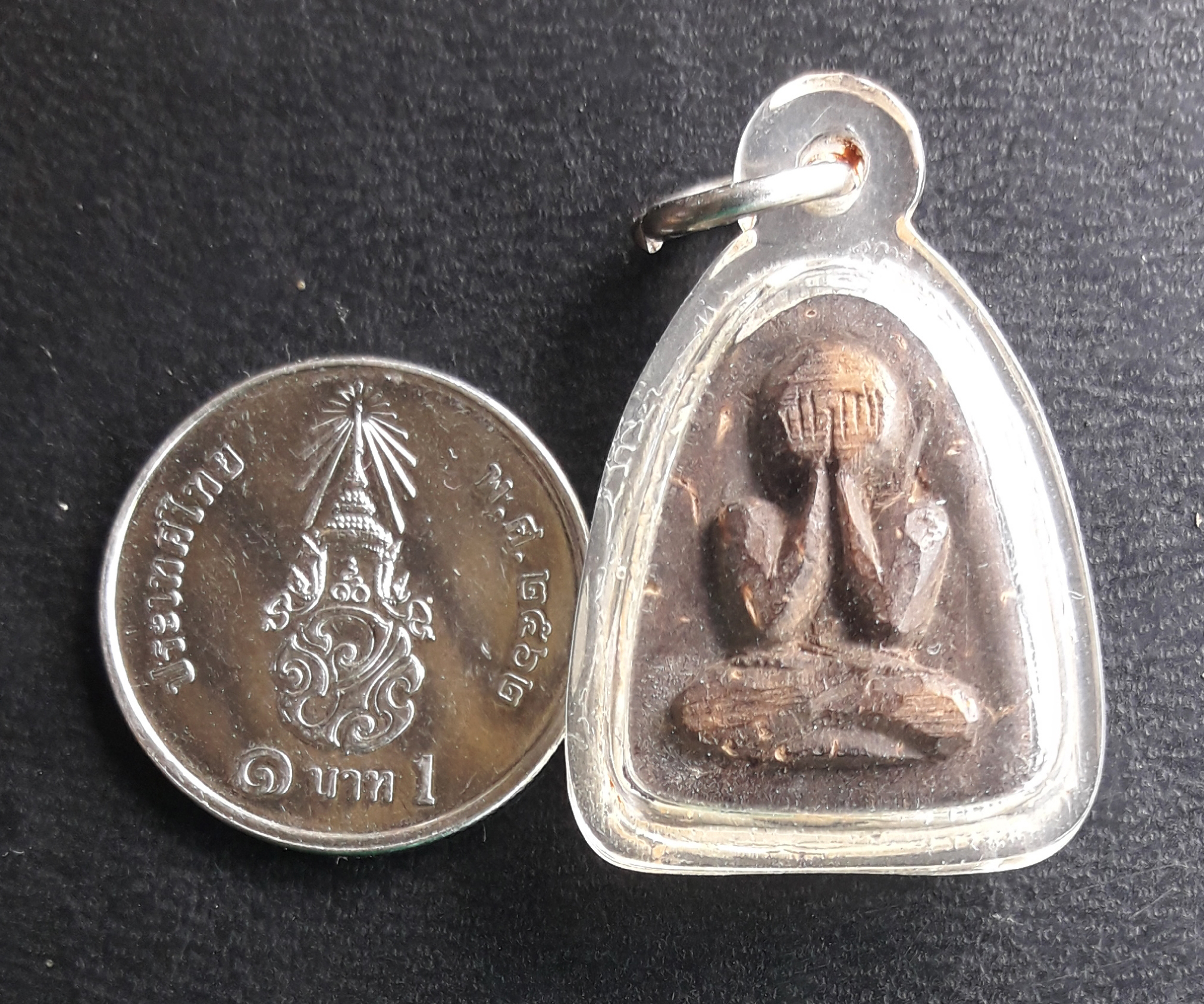 พระปิดตา กะลาแกะ ไม่ทราบที่ พร้อมเลี่ยมครับ