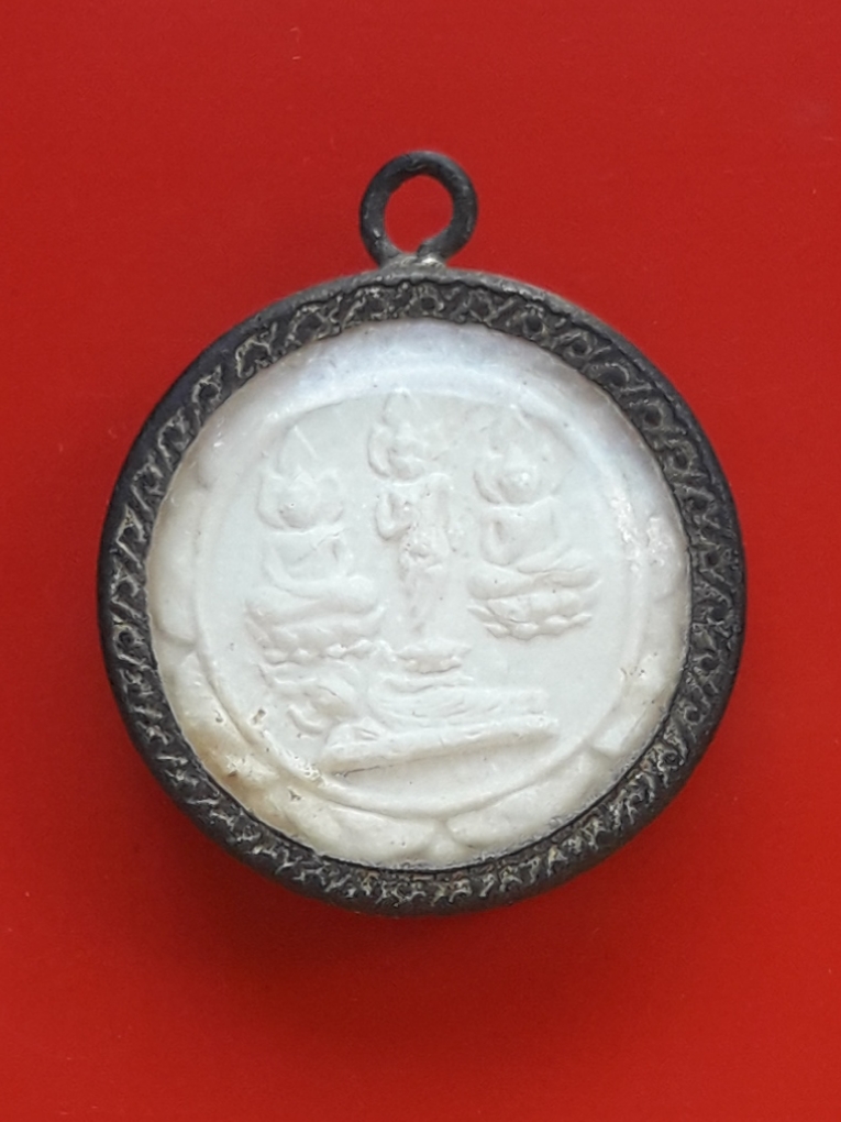 พระผงกลมเล็ก เลี่ยมเก่า ไม่ทราบที่ครับ