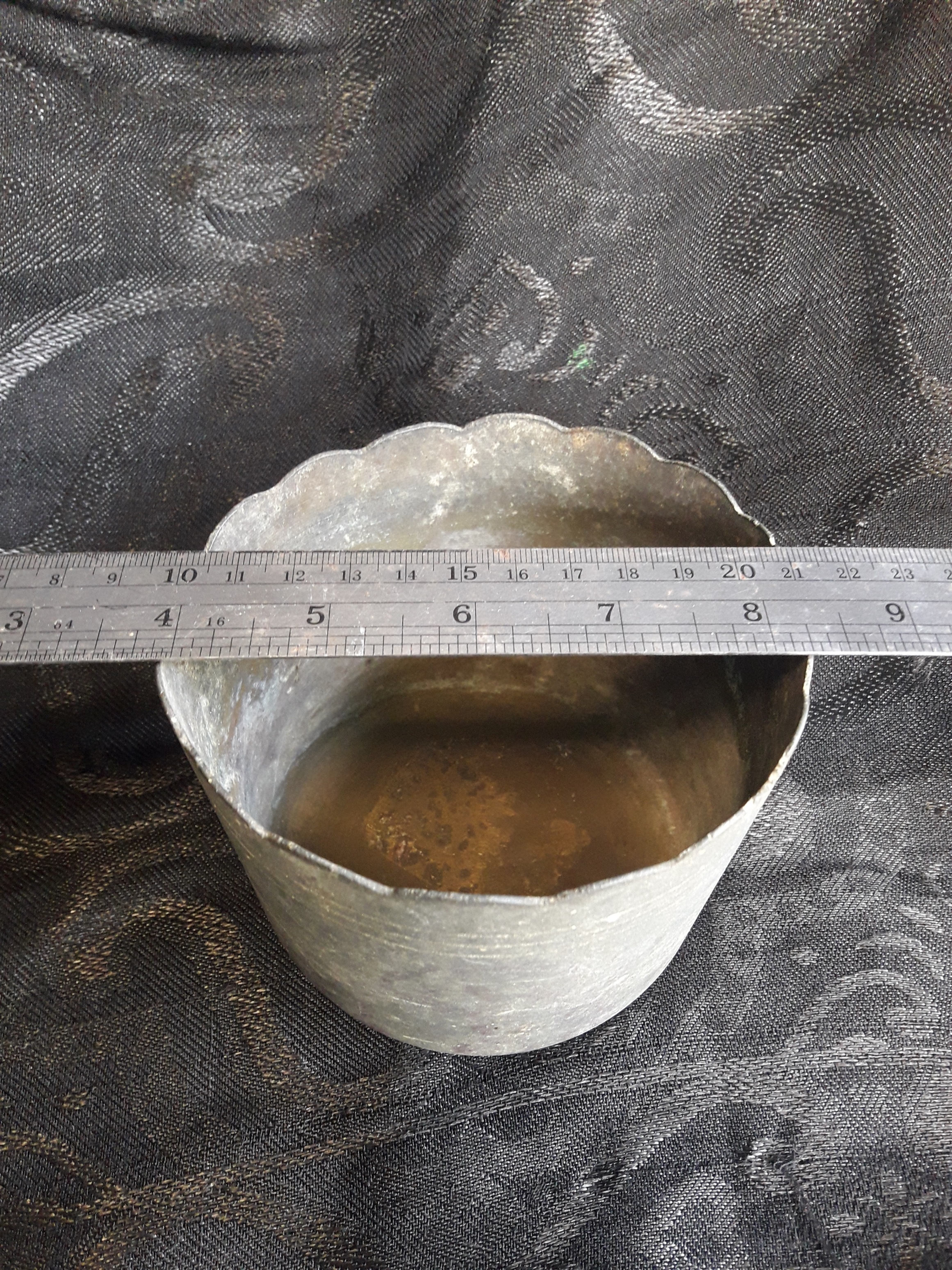 กระถางธูปทองเหลืองเก่า แบบปากจีบ ขนาดเส้นผ่าศูนย์กลางวัดจากปากกระถางธูป 4.5 นิ้ว