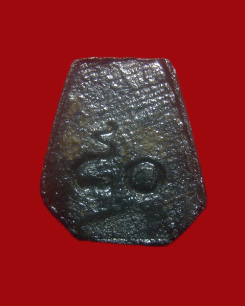 พระปิดตาหกเหลี่ยม หลัง๘๐ หลวงพ่อแฟ้ม วัดป่า ชลบุรี เนื้อผงชุบรัก