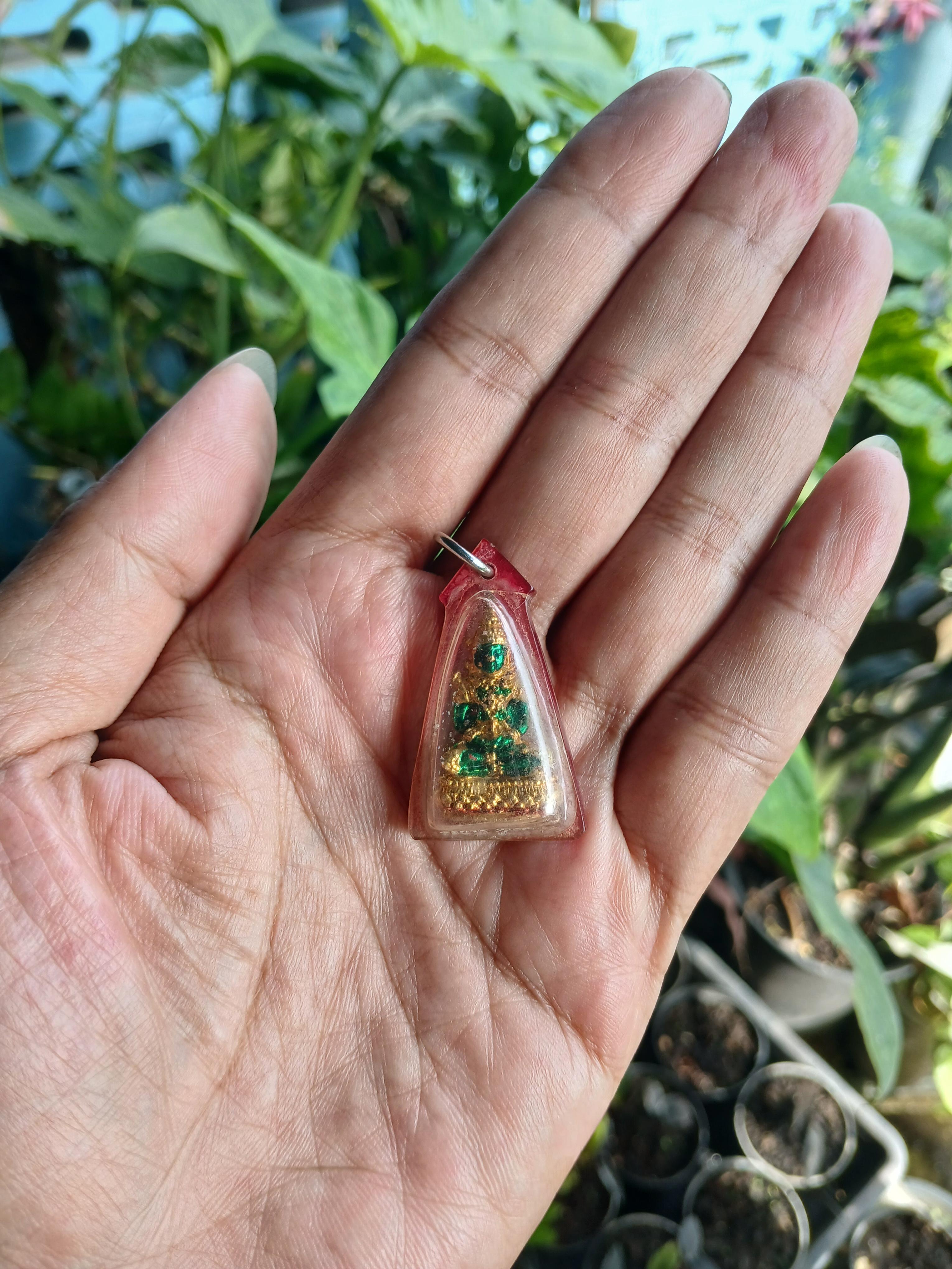 พระแก้วมรกต รูปหล่อลอยองค์ สูง 3 ซม.ไม่ทราบปีสร้าง พร้อมเลี่ยมเก่าครับ